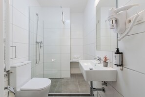 Double Room, Private Bathroom | Bathroom | Shower, free toiletries, hair dryer, towels - Le Petit (Bratislava)