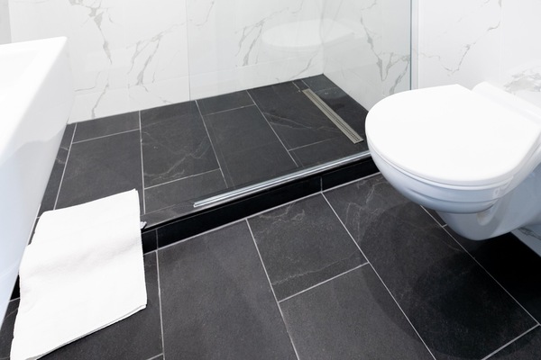 Habitación Deluxe doble, 1 habitación, patio, vistas a la ciudad | Baño | Ducha, artículos de higiene personal gratuitos y secador de pelo