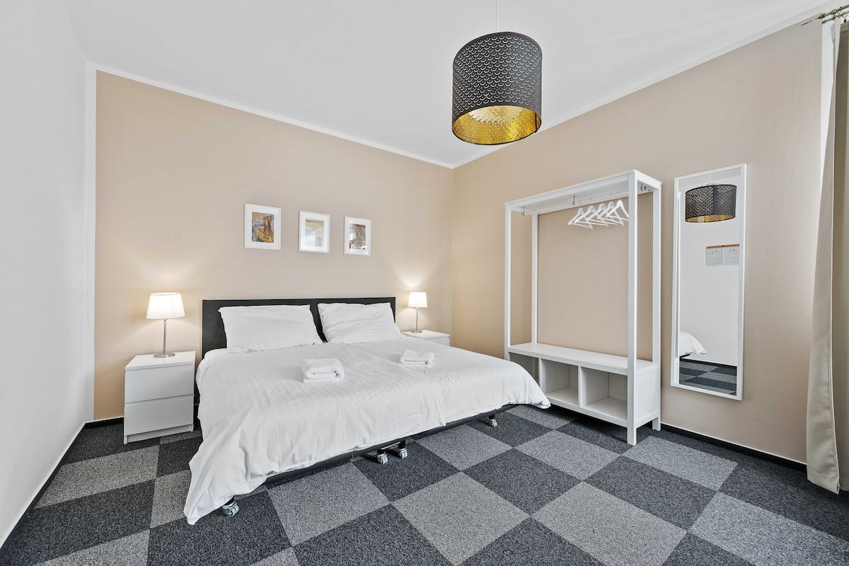 Habitación doble, baño privado | Escritorio, espacio para trabajar con laptop y cortinas blackout
