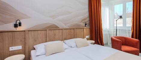 Dobbeltrom, privat bad | Skrivebord, skrivebord for bærbar PC og blendingsgardiner