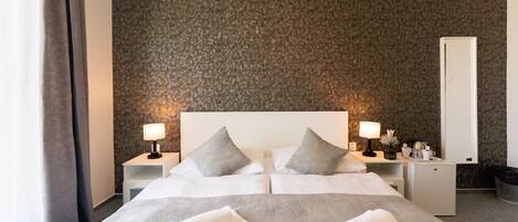 Bureau, espace de travail pour ordinateur portable, rideaux occultants