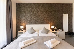 Deluxe Double Room, 1 Bedroom, Patio, City View | Meja, ruang kerja komputer riba, langsir/tirai gelap terus