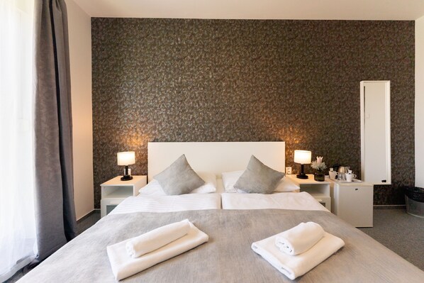 Deluxe Double Room, 1 Bedroom, Patio, City View