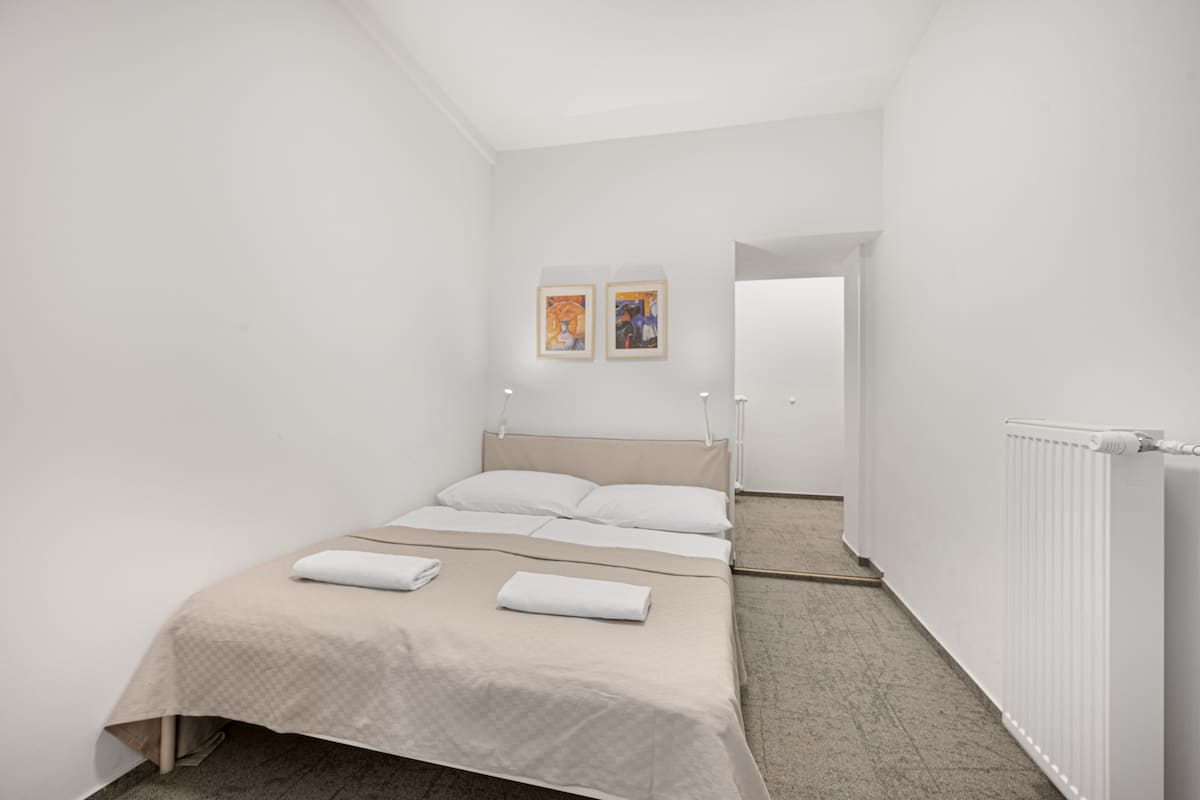 Habitación doble económica, 1 cama matrimonial | Escritorio, espacio para trabajar con laptop y cortinas blackout