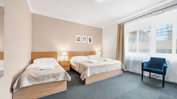 Dreibettzimmer, eigenes Bad | Schreibtisch, laptopgeeigneter Arbeitsplatz, VerdunkelungsvorhÀnge