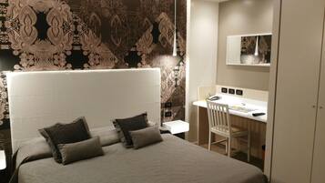 Standard-Doppel- oder -Zweibettzimmer | Minibar, Zimmersafe, individuell eingerichtet, Schreibtisch