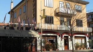 A two-story building with a sign reading "HOTEL AMBA ALAGI". - Hotel Amba Alagi (Mestre)