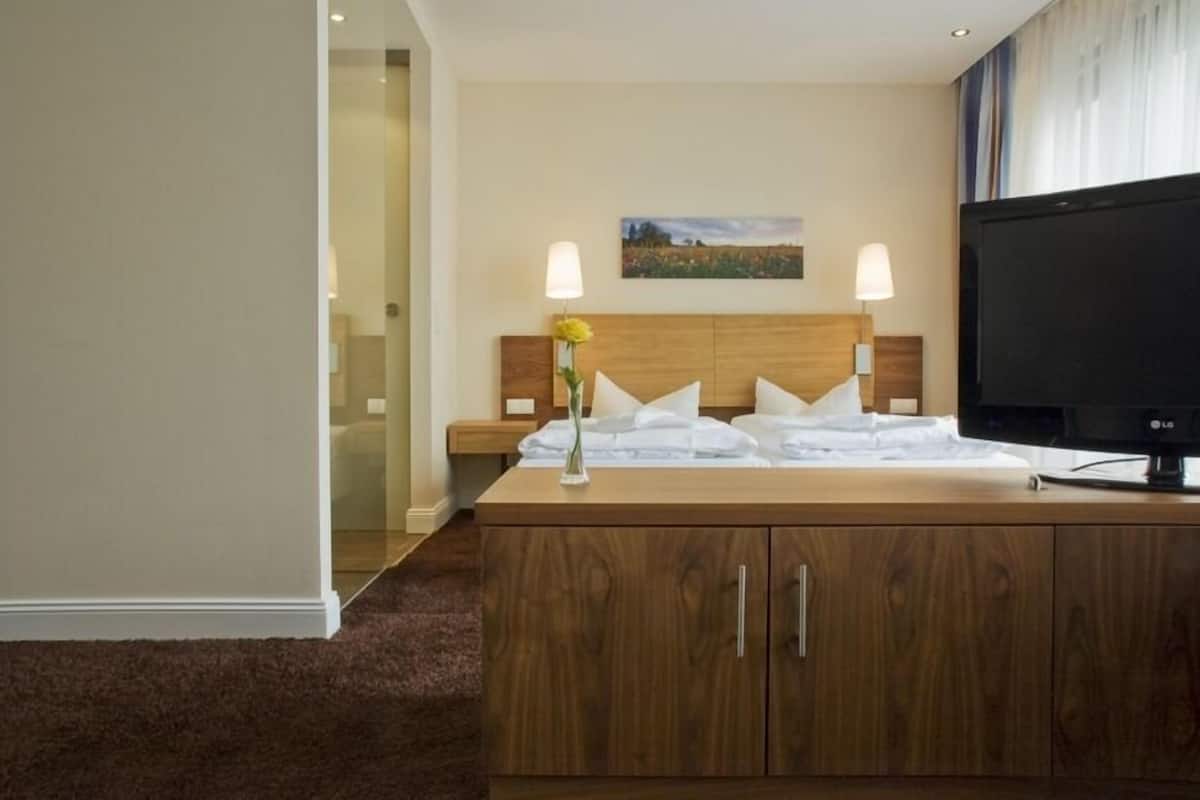 standard double room | hypo-allergenic bedding, in-room safe, desk, blackout curtains