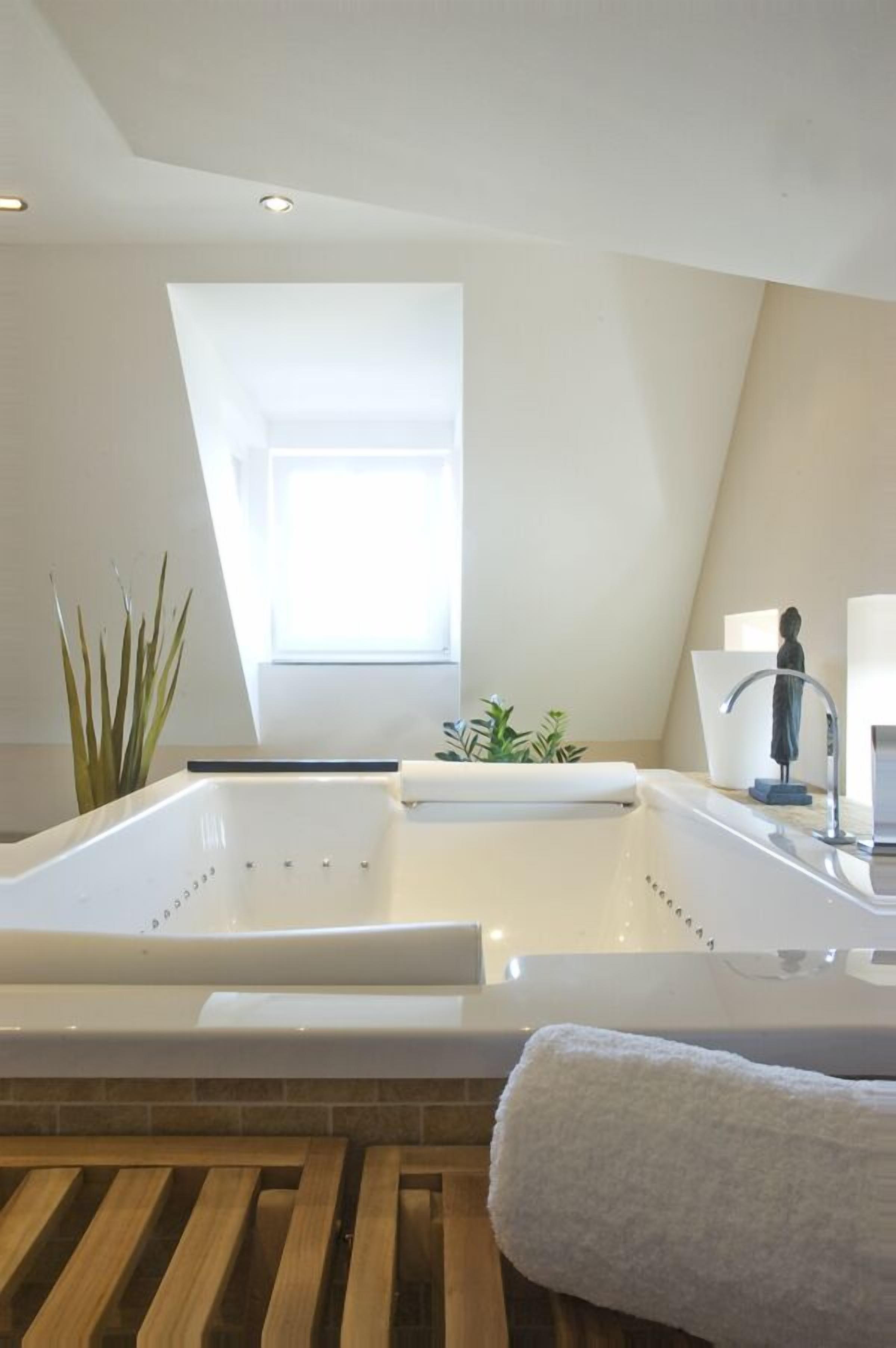 sauna, turkish bath/hammam, body treatments, body wraps, body scrubs