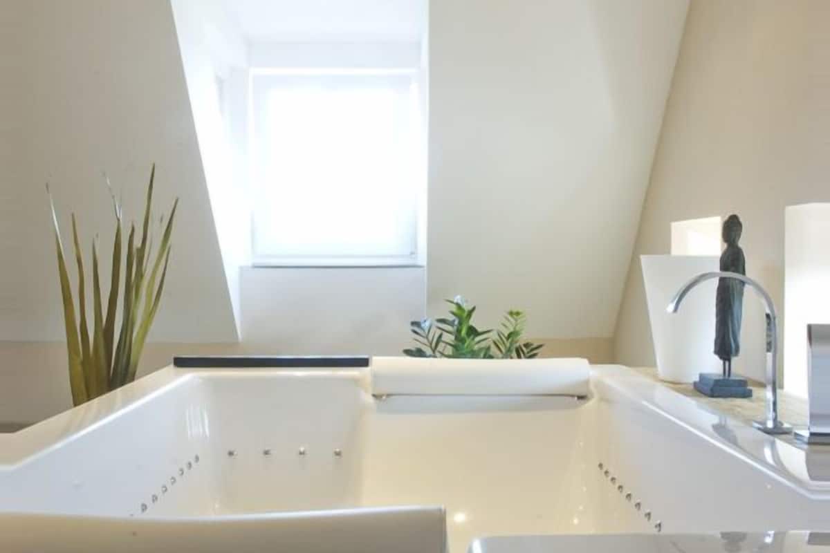 sauna, turkish bath/hammam, body treatments, body wraps, body scrubs