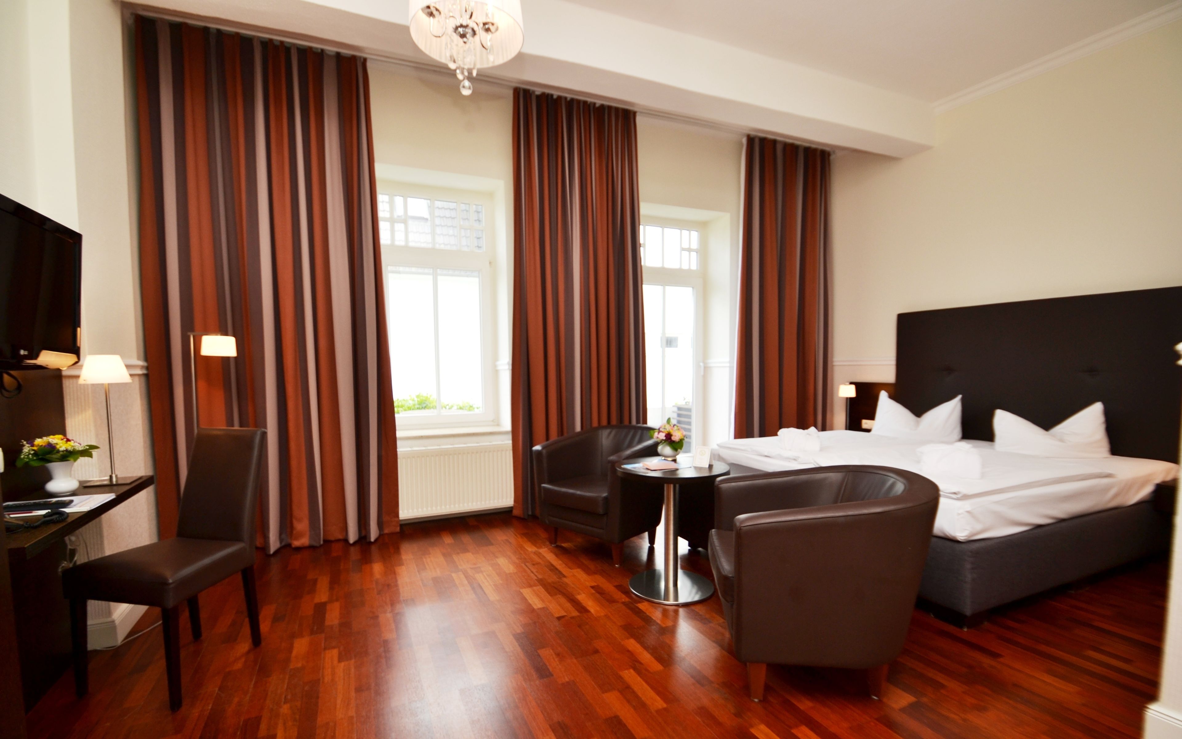 comfort double room, partial sea view | hypo-allergenic bedding, in-room safe, desk, blackout curtains