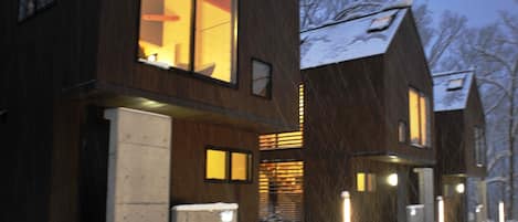 Fachada da propriedade à noite