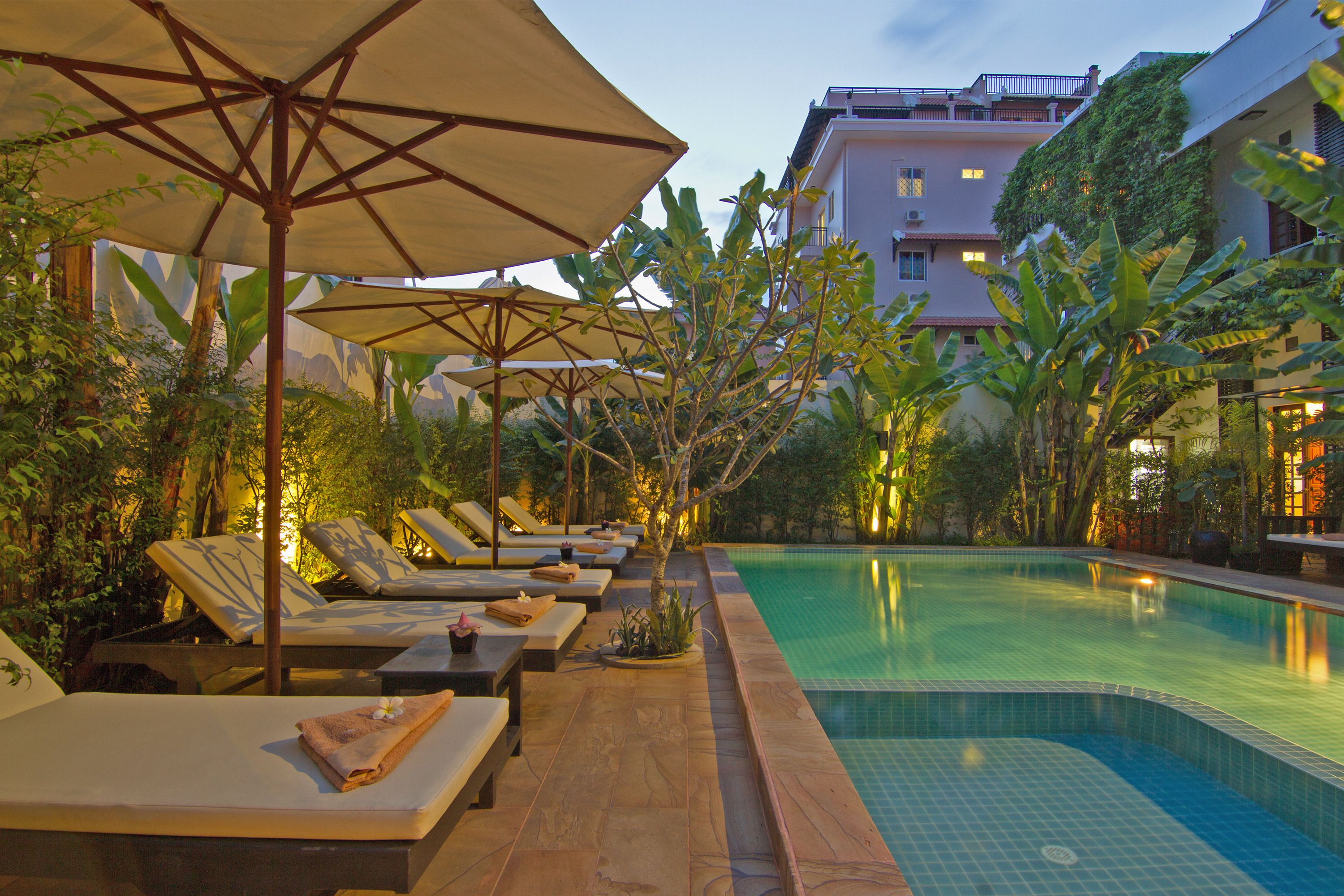 outdoor pool, free pool cabanas, pool umbrellas