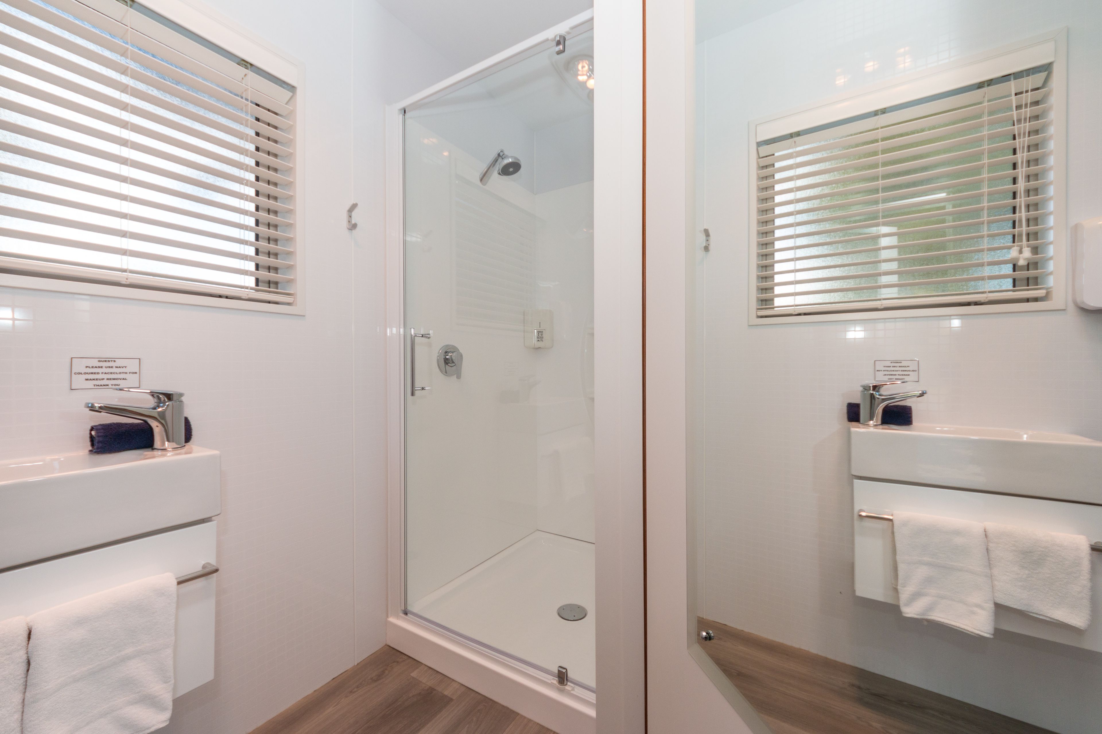Self Contained - Sleeps 6 (2 Bedroom) | Bathroom | Shower, towels, shampoo