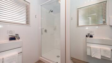 Self Contained - Sleeps 6 (2 Bedroom) | Bathroom | Shower, towels, shampoo