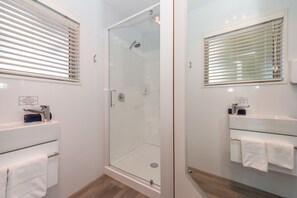 Self Contained - Sleeps 6 (2 Bedroom) | Bathroom | Shower, towels, shampoo - Hanmer Springs TOP 10 Holiday Park (Hanmer Springs)