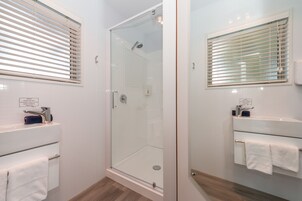 Apartamento, 2 habitaciones (6 Pax) | Baño | Ducha, toallas y champú