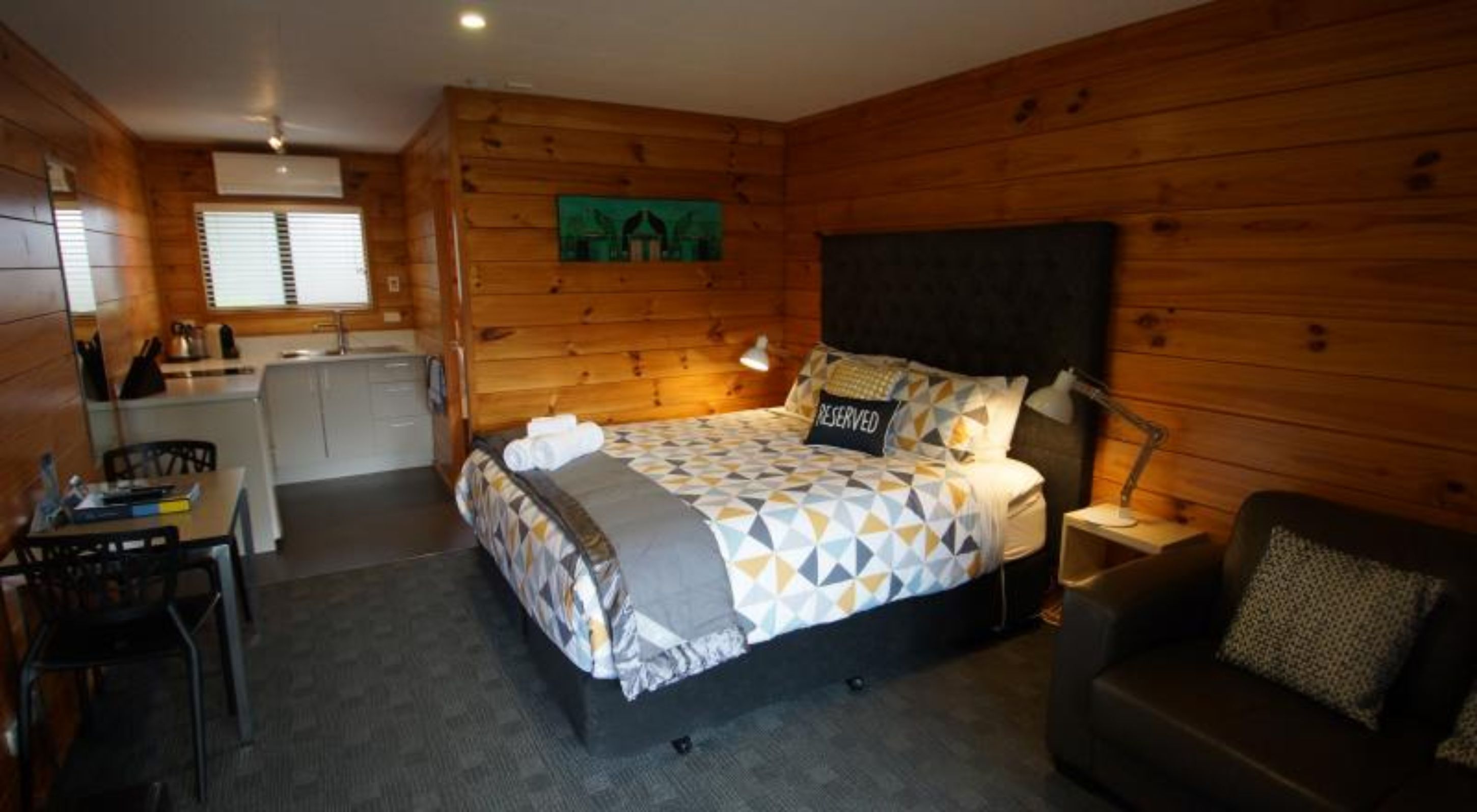 إستديو | خزنة داخل الغرفة وستائر تعتيم وأسرّة مجانية قابلة للطي وواي فاي مجانًا