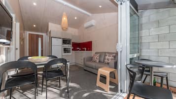 Departamento, 2 habitaciones | Área de sala de estar | Televisión