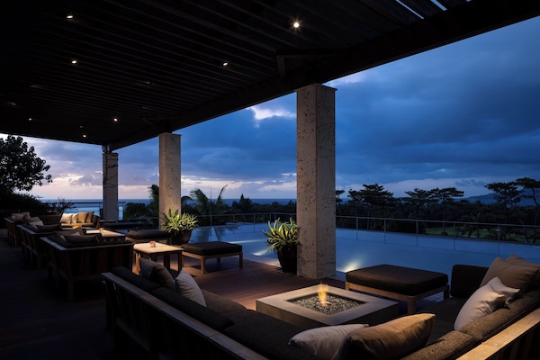 Lobby lounge, ocean view, open daily