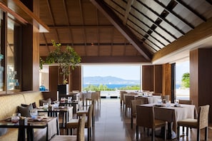 3 restaurants, breakfast, lunch, dinner served; Italian cuisine