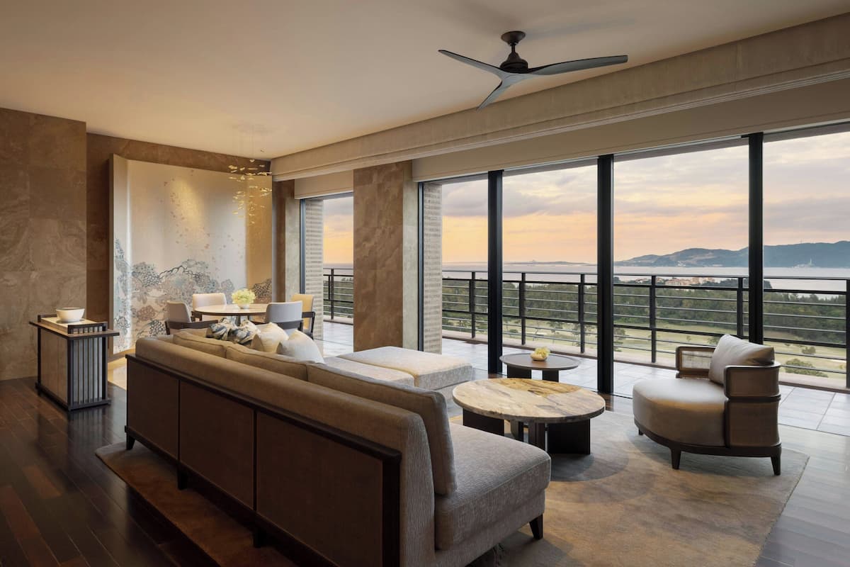 Club Suite, 2 Bedrooms, Non Smoking | Living room