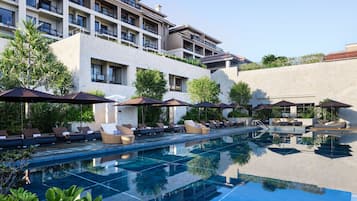 Alberca techada y alberca al aire libre por temporada