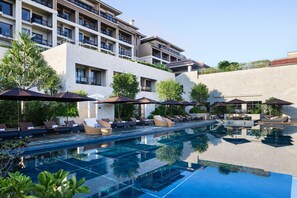屋内プール、季節限定屋外プール