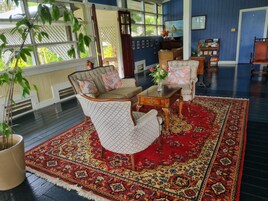 Una habitación con un tapete estampado, un sofá y una silla.