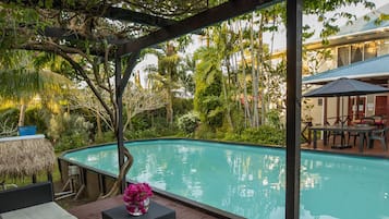 Hồ bơi ngoài trời