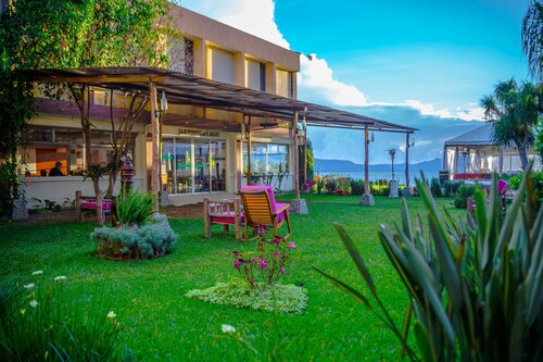 Hotel y Centro de Convenciones Jardines del Lago