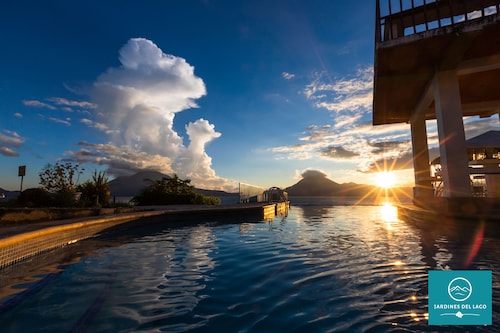 Hotel y Centro de Convenciones Jardines del Lago