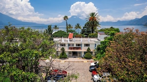 Un hôtel avec vue sur la mer et les montagnes.