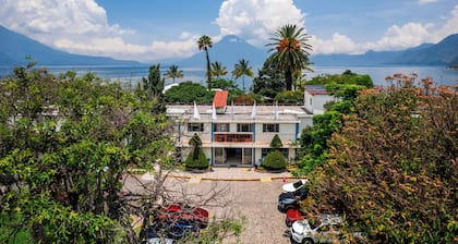 Hotel y Centro de Convenciones Jardines del Lago