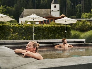 Indoor pool, outdoor pool, open 7:30 AM to 9:00 PM, pool umbrellas - aja Bergresort Werfenweng (Werfenweng)