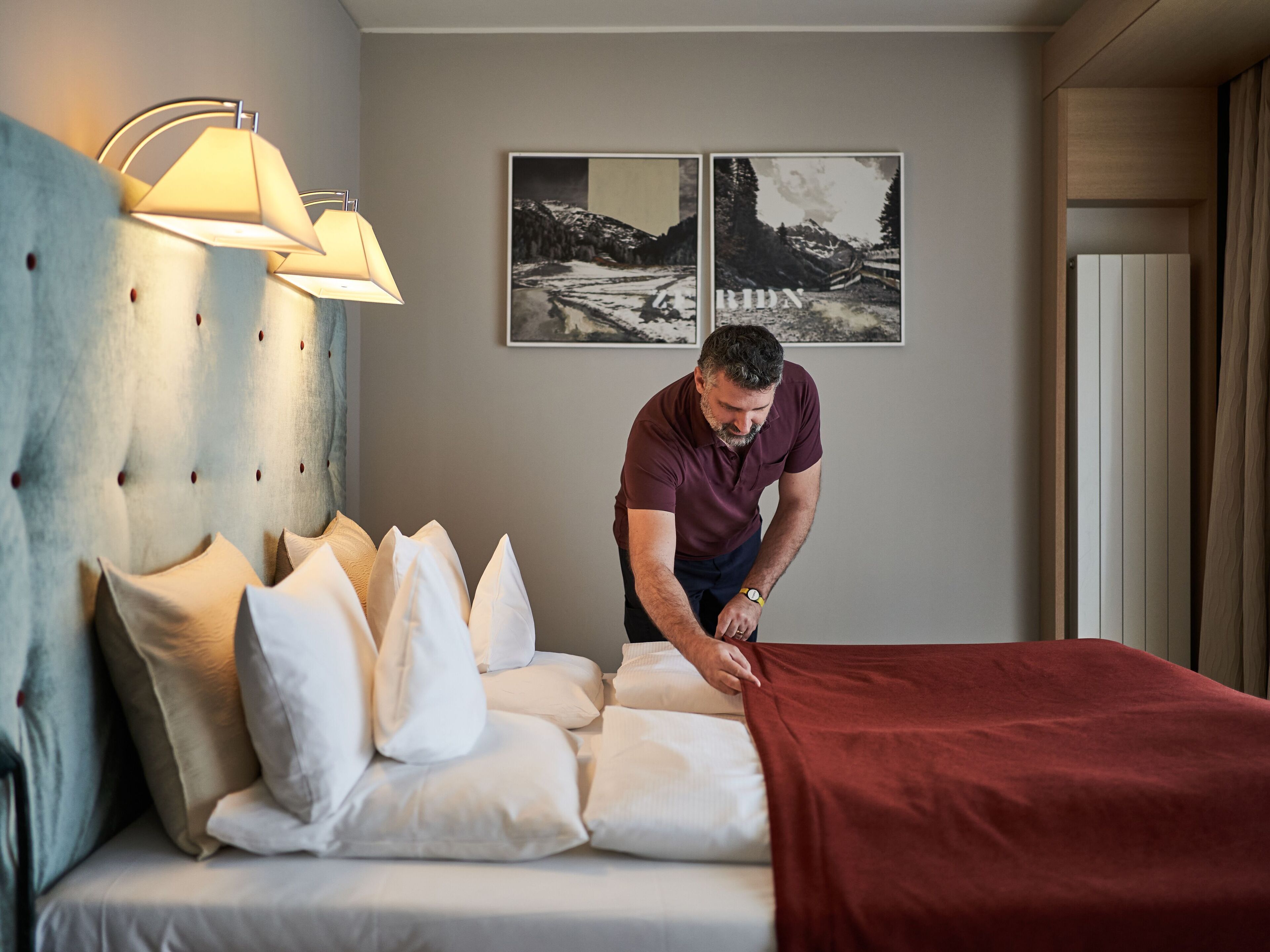 Ein Hotelzimmer mit einem Bett, einem Kopfteil und zwei Wandlampen.
