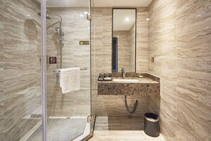 淋浴設備、淋浴花灑、名牌盥洗用品、吹風機