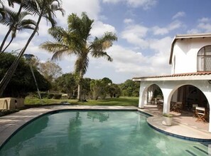 2 kolam renang terbuka, payung kolam, kerusi lepak pantai 