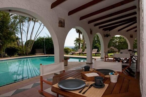 2 piscinas al aire libre, sombrillas, sillones reclinables de piscina