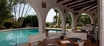 Bizafrika Guest Lodge & Conference Center