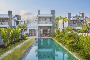 Three Bedroom Beachfront villa # 2 | Alberca al aire libre | Alberca al aire libre