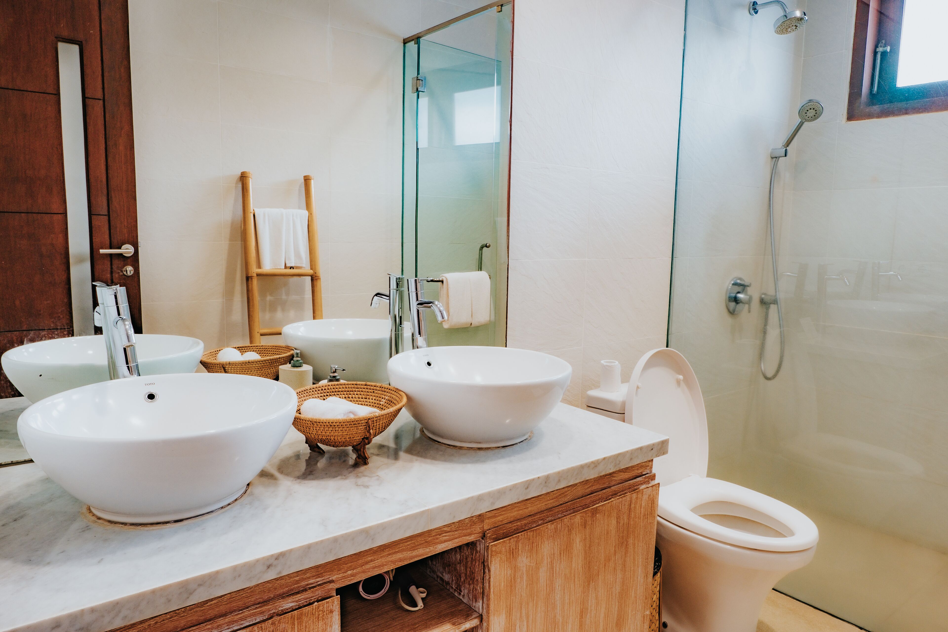 Un baño con dos lavabos, un inodoro y una ducha.