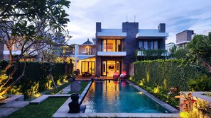 Three Bedroom Beachfront villa # 6 | 露台/庭院
