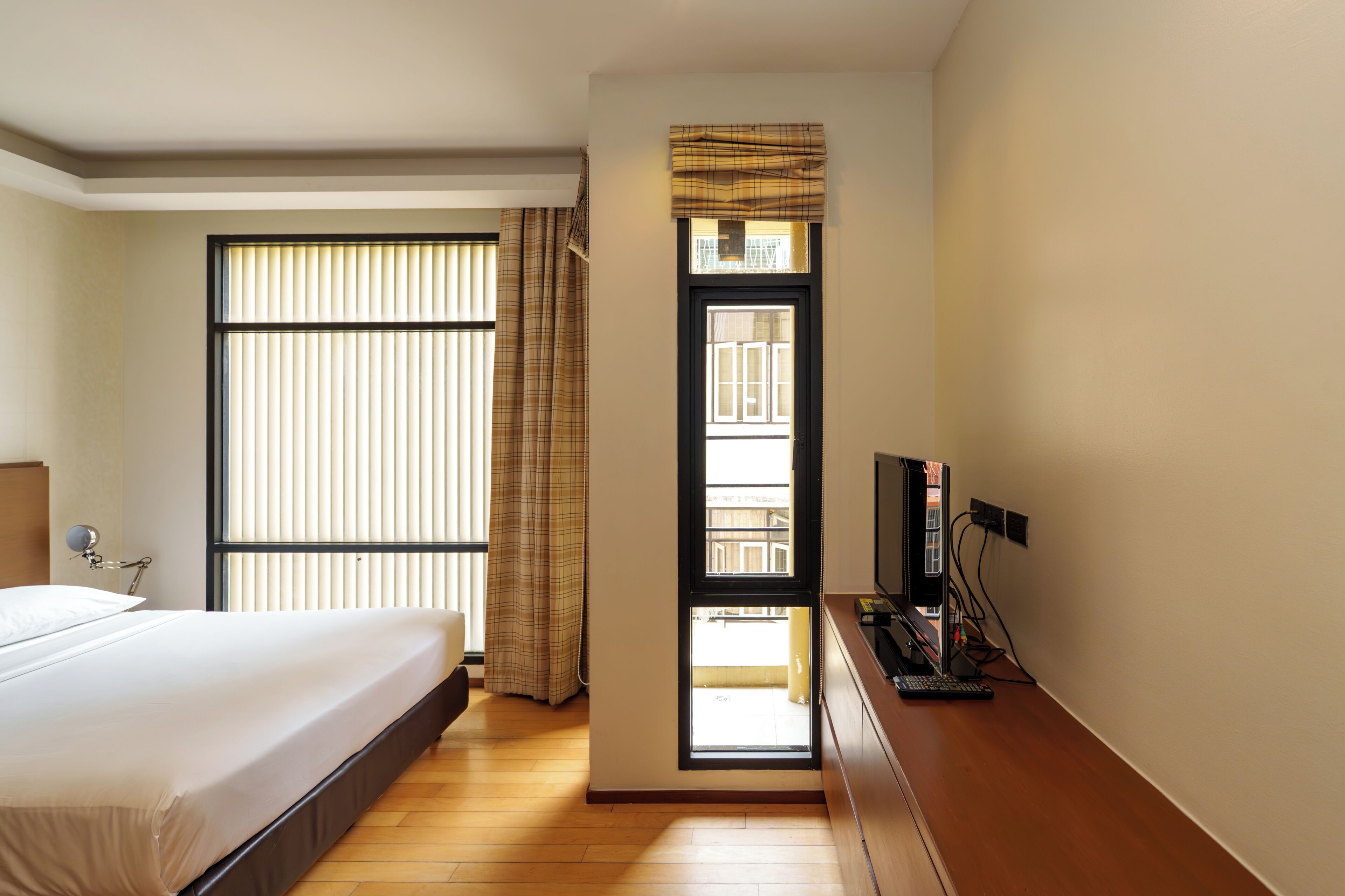 deluxe double room, 1 queen bed | 1 bedroom, in-room safe, desk, free wifi
