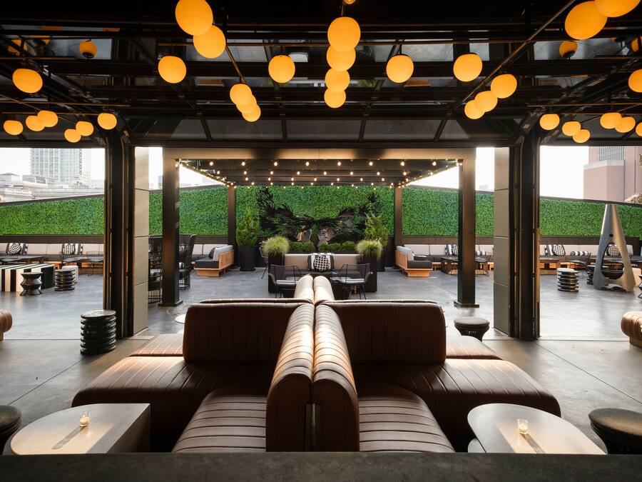 Serveert ontbijt, lunch, diner, Amerikaanse gerechten