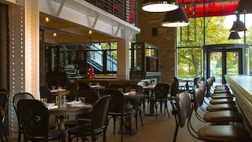 Breakfast, lunch, dinner served; American cuisine