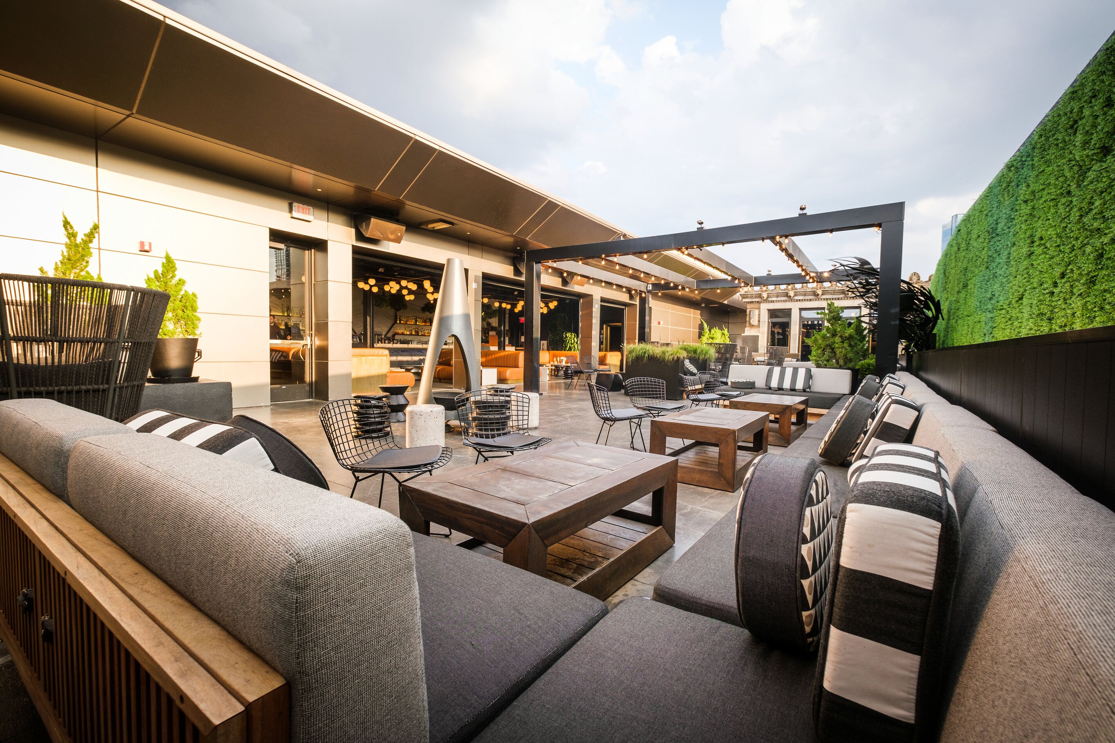 供應早餐、午餐和晚餐，美國料理