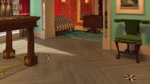 Une pièce avec un plancher en bois, un rideau rouge, un canapé à motifs, un fauteuil vert et un lustre.