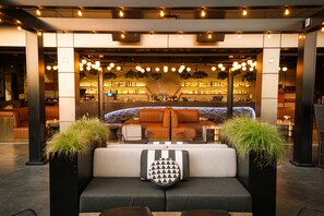 Phục vụ bữa sáng, bữa trưa, bữa tối, món ăn kiểu Mỹ 