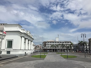 A hotel with a large central courtyard, a flag, and a building with columns. - Hotel Oriente (Veracruz)